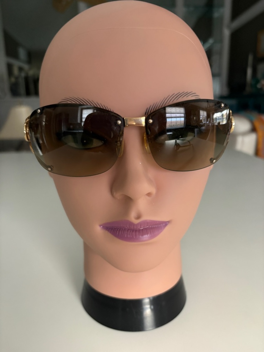 Gucci White Frame Sunglasses with Brown Gradient Lenses and Gold Emblemvintage - Picture 2 of 10